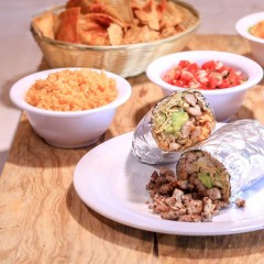 SUPER BURRITO RELLENO DE ARROZ, FRIJOL, 1 GUISADO A ELEGIR Y CREMA